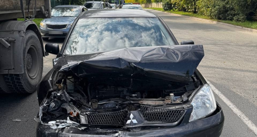В Костроме водитель Mitsubishi врезался в Chery, после чего сбил двух пешеходов