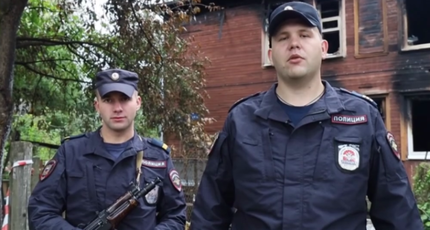 Полицейские в Костроме помогли эвакуировать людей из горящего дома