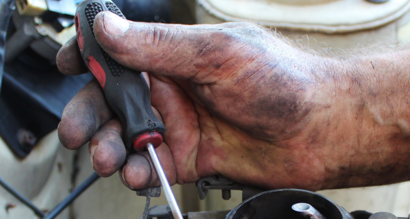 Откручиваю прикипевшие болты и гайки на раз-два: опытный авторазборщик раскрыл 3 лайфхака