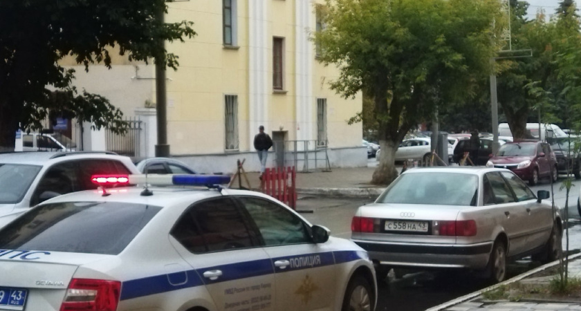 Паркуюсь как «профи» — знаю хитрый трюк: расстояние от бордюра всегда 5 см — даже неопытная автоледи справится