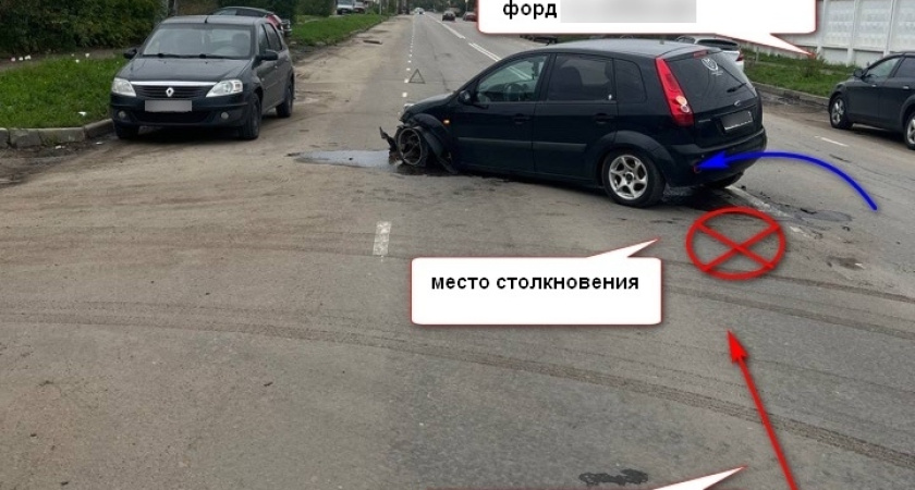 В Костроме на Локомотивной столкнулись две иномарки: есть пострадавшие