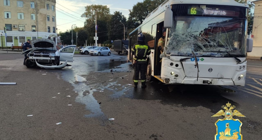 В Костроме водитель Renault не уступил дорогу автобусу: есть пострадавшие