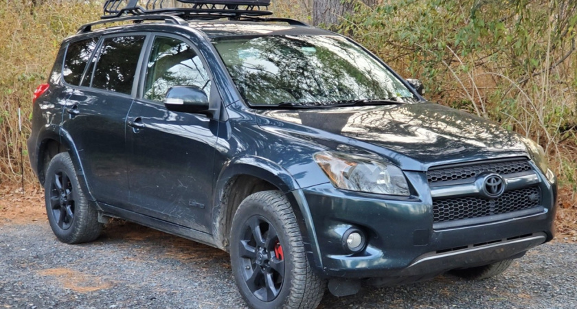 В Костроме экс-сотрудник парковки угнал Toyota RAV4 и попался в руки полиции