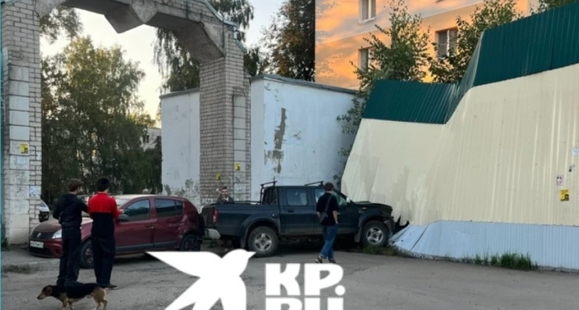 В Костроме женщина в опьянении устроила ДТП с разрушением стены