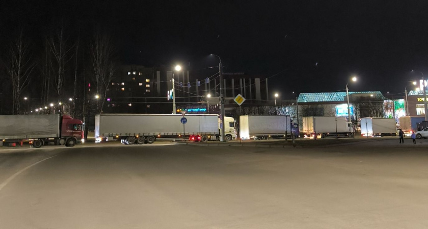 Едут "плотнячком", не пропускают на обгон — почему дальнобойщик ведут себя так на дороге: их «паровозики» не просто так