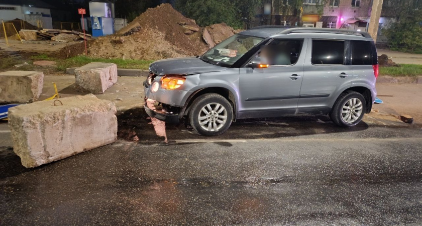 В Костроме 39-летний водитель Skoda врезался в бетонный блок