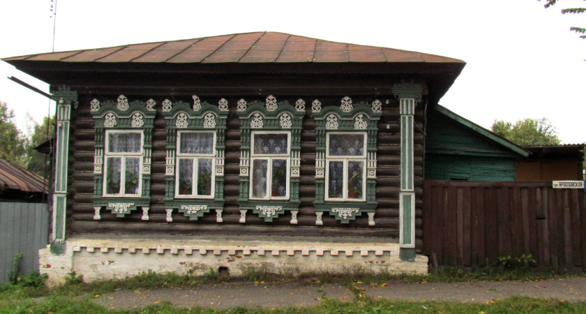 Вандалы уничтожили исторический декор дома под Костромой