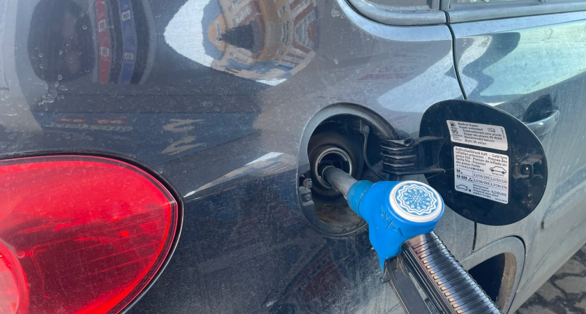 До сих пор пугают старым правилом: чем ответить заправщику, если он запрещает наливать бензин в канистру