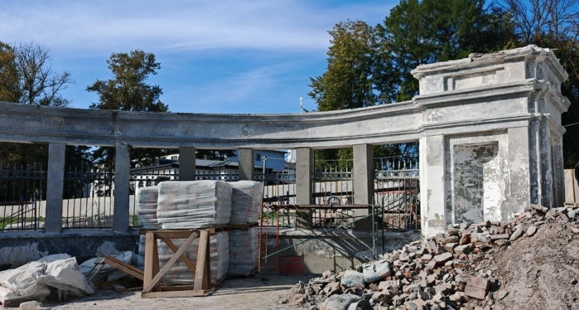 В Костроме затягивается ремонт входа в Центральный парк