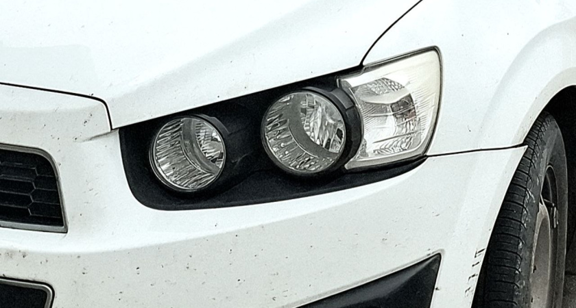 Не химия и не автосервис: всего 3 движения — и фары выглядят как новые, блестят и полностью прозрачные