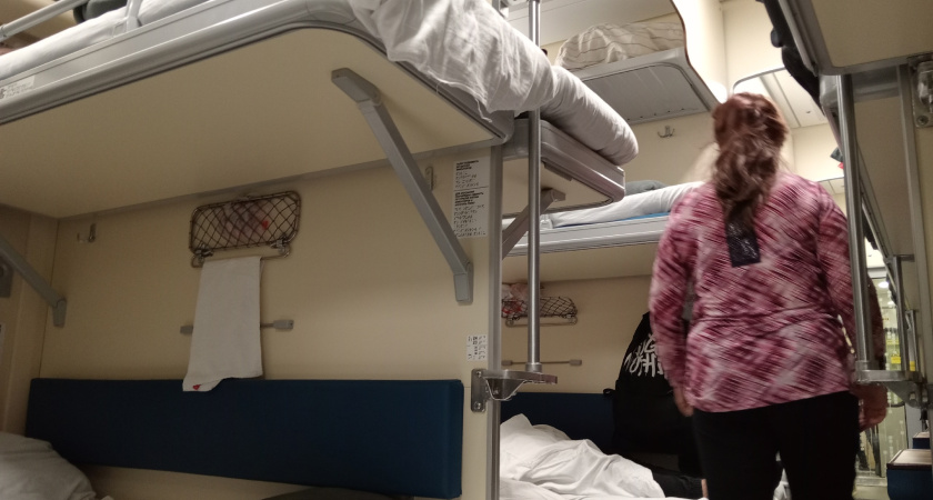 Соседи в плацкарте отказались пускать за столик: я придумал способ, от которого они едва не взорвались