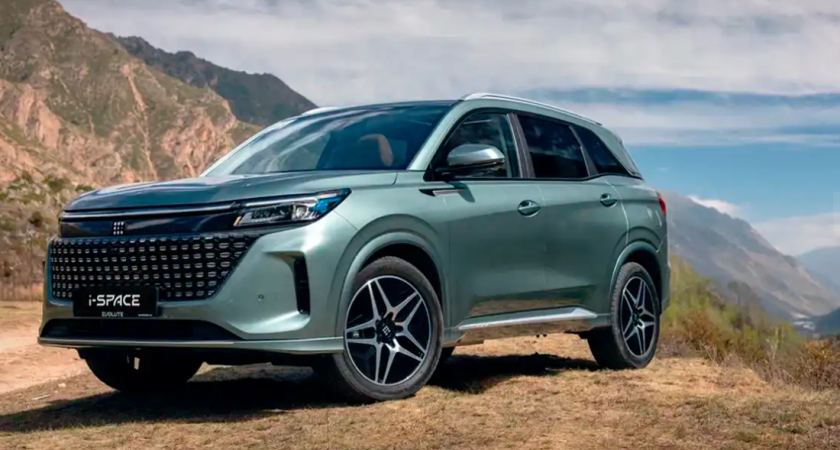 Сравнили старый и новый Evolute i-Space: запас хода +100 км, батарея больше на 7,6 кВт·ч, цена от 3,4 млн рублей