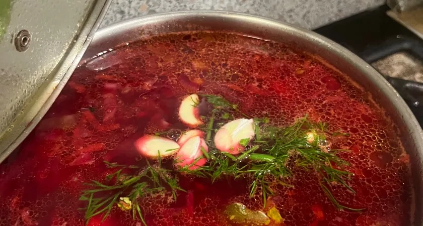 Как готовили рубиновый борщ в СССР, а не «суп со свеклой»: найден рецепт 50-х, где всё держится на двух простых хитростях