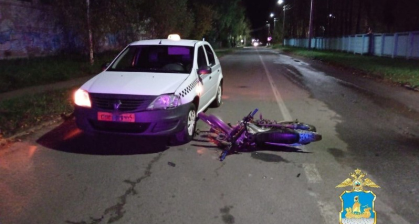 В Волгореченске 16-летний питбайкер врезался в такси