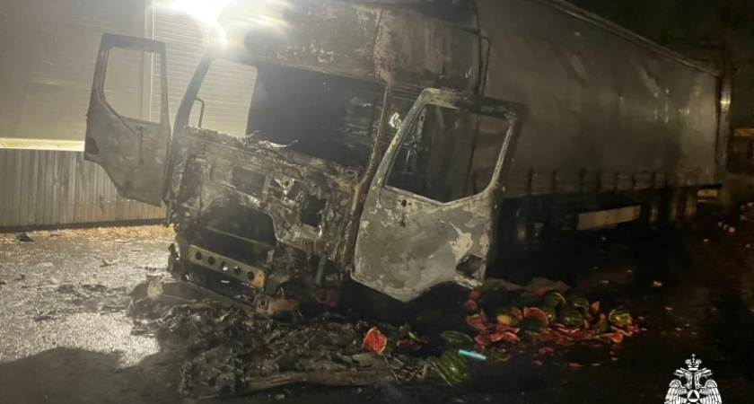 В Костроме загорелась фура с арбузами