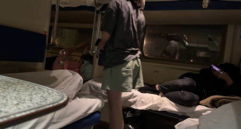 «Мы с детьми, нам нужнее»: как поездка в купе до Адлера превратилась в детектив с угрозами, тайнами и холодком настоящей опасности