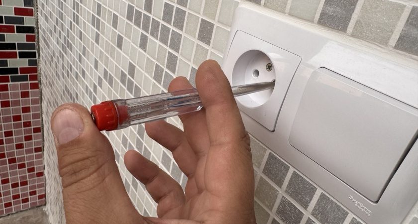 Две фазы в розетке: объясняем простыми словами, откуда берётся эта беда и как не спалить всю технику