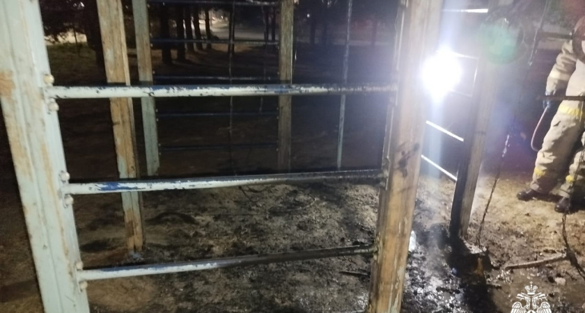 В Костромской области неизвестные подожгли оборудование на спортплощадке