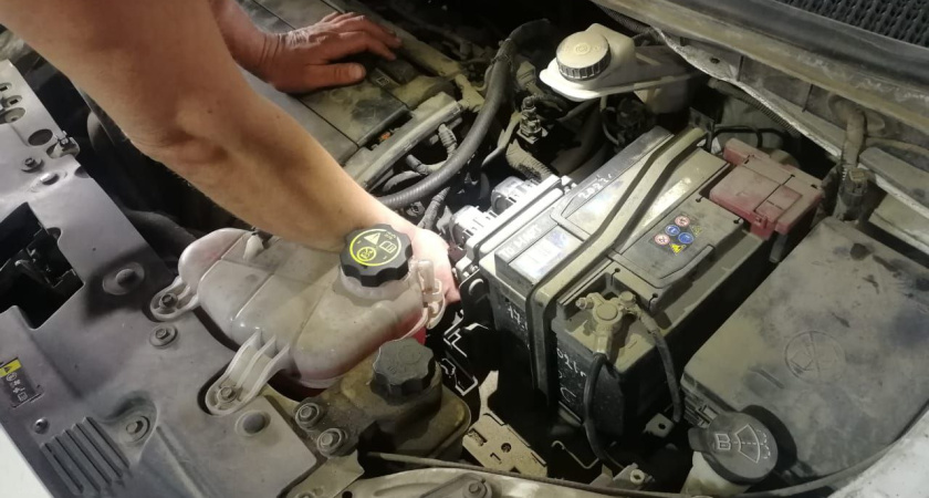 Купила «дешёвый бензин» в канистре — Omoda C5 заглохла через 300 метров, а в баке плескалась вода. Разве такое бывает?