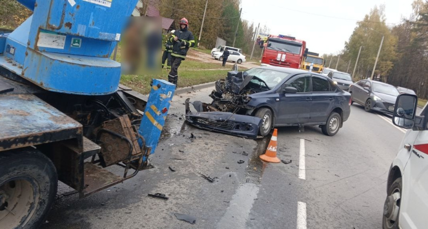 В Костроме пьяный водитель на Volkswagen врезался в грузовик: есть пострадавшие