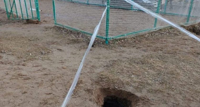 Жители Жужелино требуют ремонта разрушающейся дороги и детской площадки