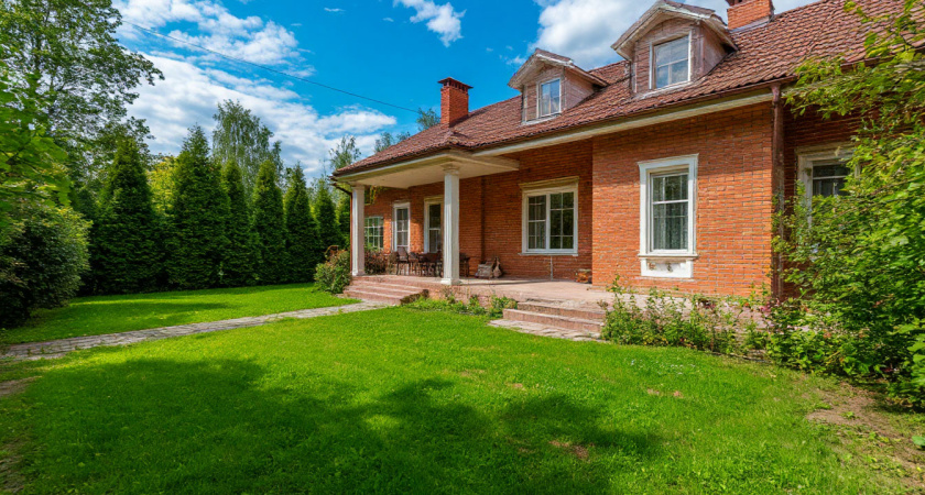 Залил площадку перед воротами у дома в 2 раза дешевле асфальта: показываю 2 рабочих способа