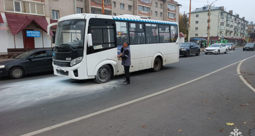 В Костроме у железнодорожного вокзала загорелся автобус