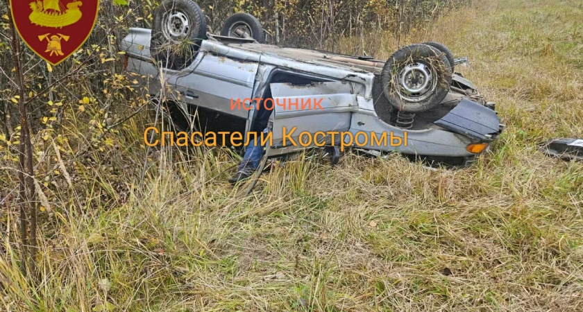 В Костромской области спасатели деблокировали водителя из перевернувшейся машины