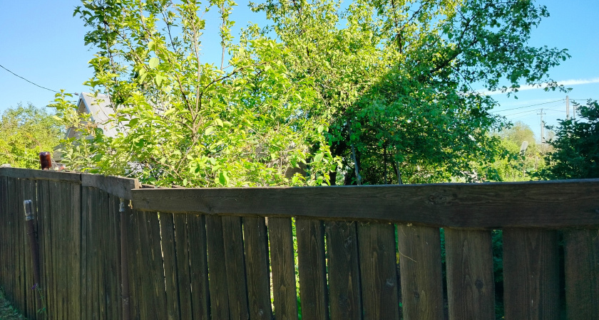 Сосед сдвинул забор на 1 метр, "подарив" мне кусок земли -  весной я понял его хитрость - теперь не знаю, как решить проблему