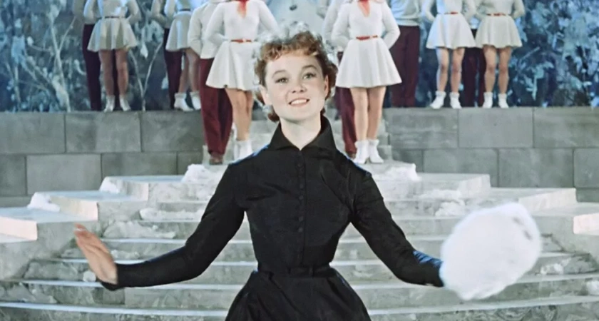 Никаких изнурительных диет и спортзалов: секрет стройности и осиной талии Людмилы Гурченко - в одном утреннем ритуале