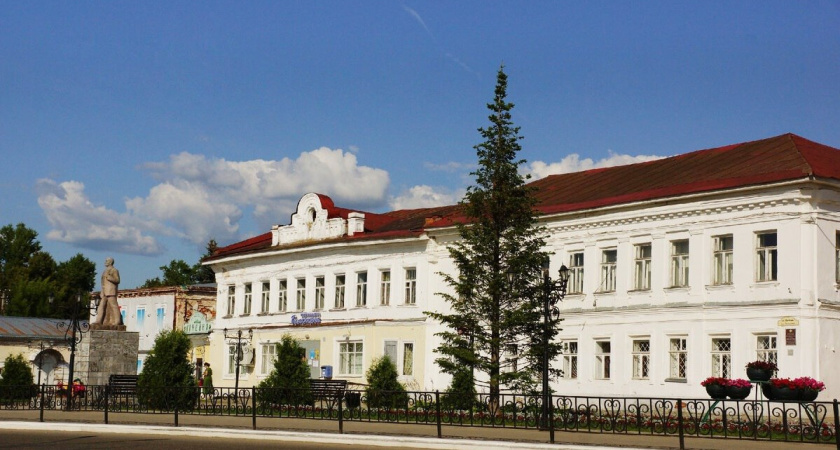 В Нерехте Костромской области на площади Свободы проверят состояние двухэтажного особняка в стиле раннего классицизма