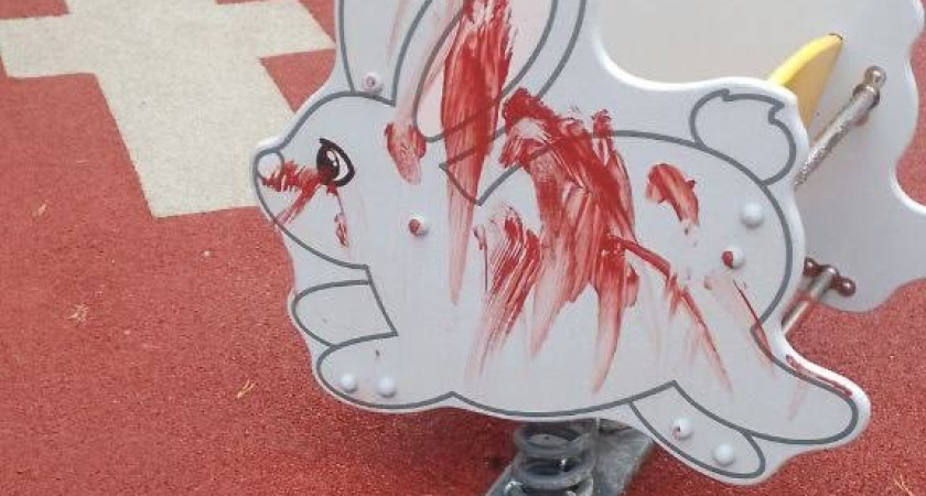 Вандалы в Костроме добрались до нового сквера со слоником