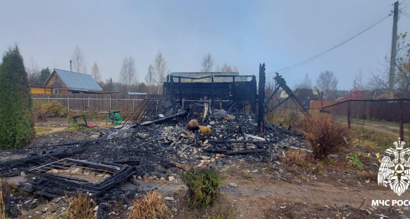 Садовый дом сгорел дотла в Костромском районе