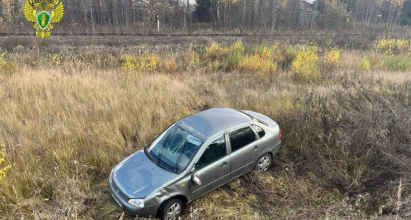 Двухмесячный ребенок пострадал при опрокидывании "Лады" в кювет в Костроме