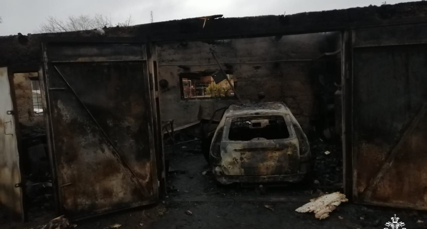 В Костромском районе пожар полностью уничтожил гараж и автомобиль "Лада"
