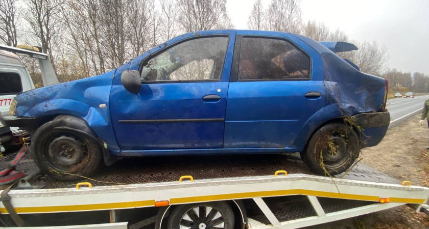 В Костромской области Renault вылетел с дороги и перевернулся: пострадала женщина