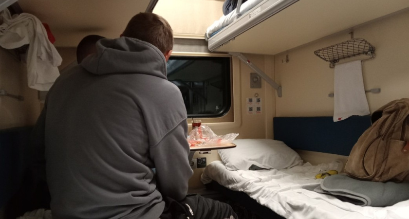 Выкупила с сыном все купе, а проводница посадила к нам трех вахтовиков - "отличные" новые правила от РЖД