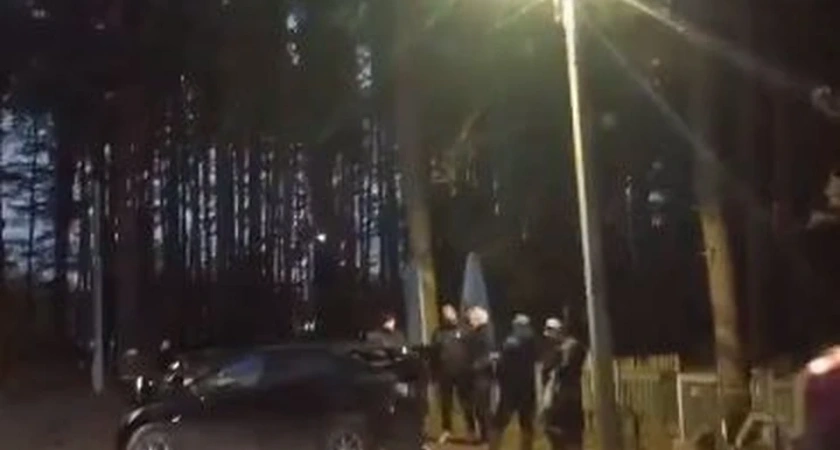 В Шарьинском районе водитель без прав врезался в припаркованный автомобиль: пострадал пассажир