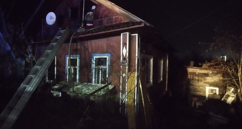 Ночью в Ветлужском Костромской области загорелся частный дом на улице Рабочей