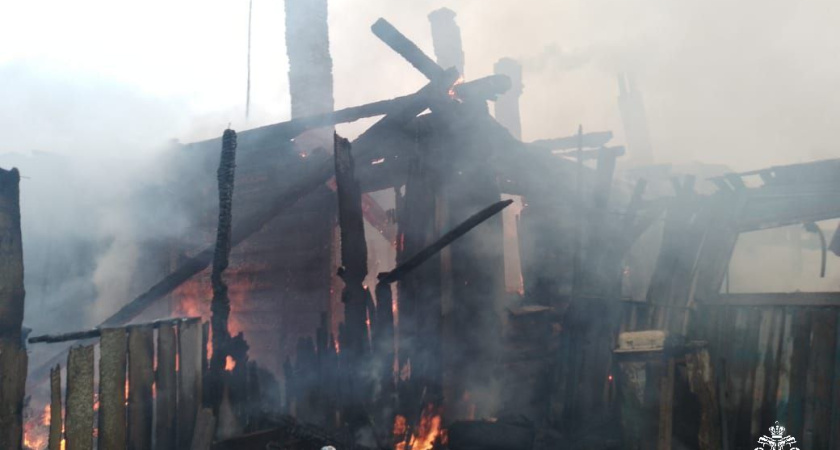 В Костромской области огнеборцы тушили пожар в четырехквартирном доме почти семь часов