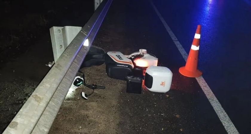 Электроскутер столкнулся с ограждением в Костромской области: пострадал пожилой водитель