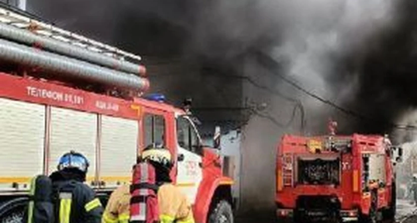 В Костроме огонь полностью уничтожил крупный автосервис