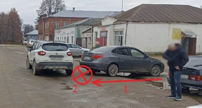 В Костромской области водитель Hyundai въехал в припаркованный Renault: есть пострадавшая