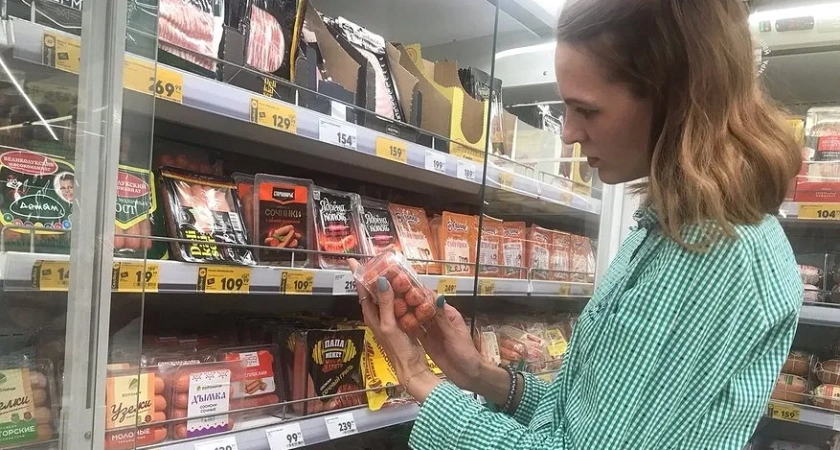 Не стоит брать даже со скидкой 70%: в Роскачестве назвали марки сосисок, которые лучше оставить в магазине