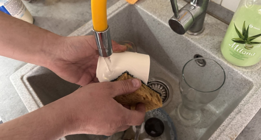 Избавилась от вонючих губок для мытья посуды: нашла, чем их заменить вообще без расходов - странное, но гениальное решение