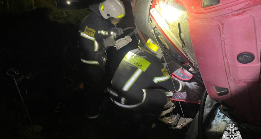 Водитель грузовика оказался зажат в кабине после ДТП на трассе под Мантурово