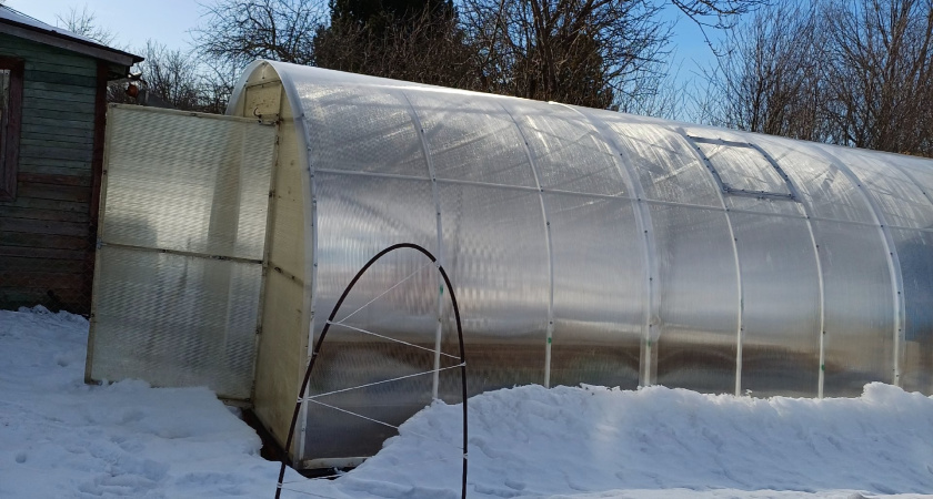 Узнала, как умные дачники греют теплицу осенью - и ахнула. Жаль, что сама не додумалась - классный лайфхак без проводов и пушек