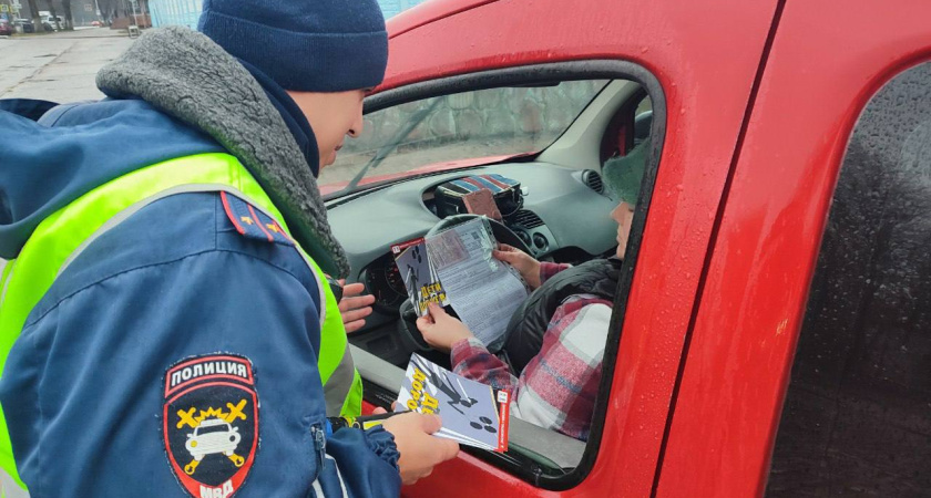 Остановил инспектор ГИБДД, а сзади пассажир не пристегнут, сразу выписывают штраф: вот кто должен платить и как вести себя по закону