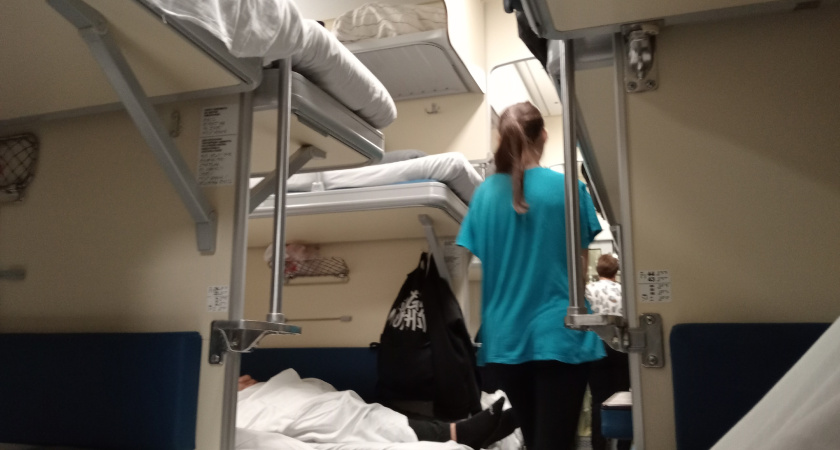 В РЖД хотят убрать верхние полки в плацкарте: что получили пассажиры взамен и сколько теперь стоит поездка