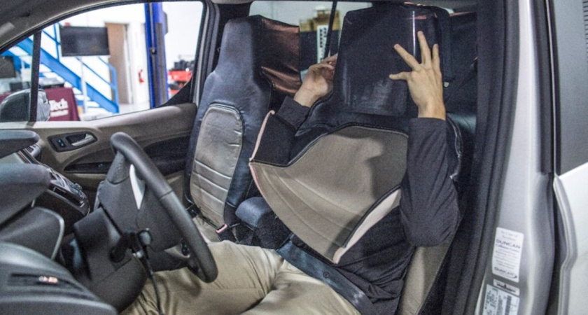 В Костромской области нетрезвый мужчина устроил представление для полицейских и заперся в машине